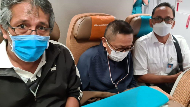 Suasana di dalam pesawat saat Adelin Lis dideportasi dari Singapura ke Jakarta dengan Pesawat Garuda Indonesia. Foto: Dok. Istimewa