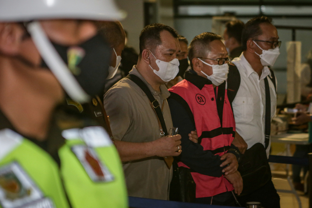 Terpidana kasus pembalakan liar Adelin Lis (tengah) dibawa oleh petugas setibanya di Bandara Soekarno Hatta, Tangerang, Banten, Sabtu (19/6).  Foto: Fauzan/ANTARA FOTO