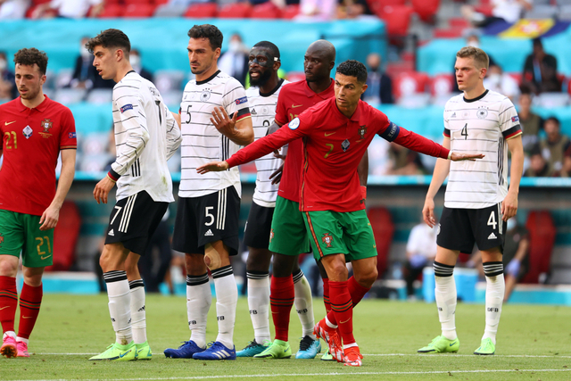 Pemain Portugal Cristiano Ronaldo menjaga pemain Jerman pada pertandingan lanjutan Grup F Euro 2020 di Allianz Arena, Muenchen, Jerman.
 Foto: Kai Pfaffenbach/REUTERS