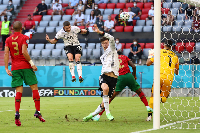 Pemain Jerman Robin Gosens mencetak gol ke gawang Portugal pada pertandingan lanjutan Grup F Euro 2020 di Allianz Arena, Muenchen, Jerman. Foto: Kai Pfaffenbach/REUTERS