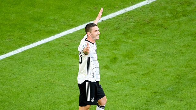 Pemain Jerman Robin Gosens melakukan selebrasi usai mencetak gol pada pertandingan melawan Portugal di Euro 2020 di Arena Sepak Bola Munich, Munich, Jerman, 19/6/2021. Foto: Pool via REUTERS