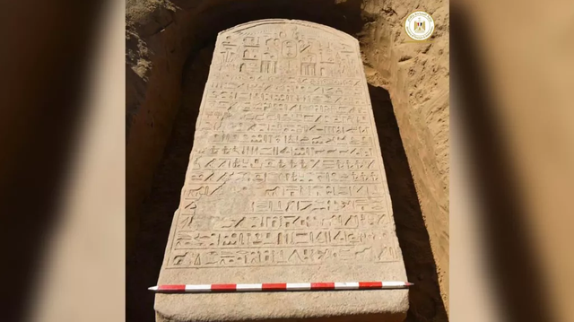 Prasasti berusia sekitar 2.600 tahun, ditemukan di ladang petani dekat kota Ismailia di Mesir. Ini berisi 15 baris tulisan hieroglif. Foto: Egyptian antiquities ministry