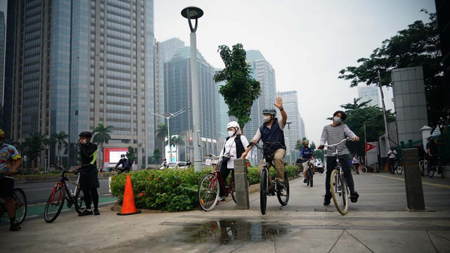 Di Tengah Polemik Jalur Sepeda, Anies Gowes Bareng Istri-Anak di Jalan Sudirman (783002)