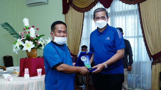 Bupati Majene, Lukman Nurman (kiri) menerima kunjungan Bupati Wajo Amran Mahmud. Foto: Dok. Humas Pemkab Majene 