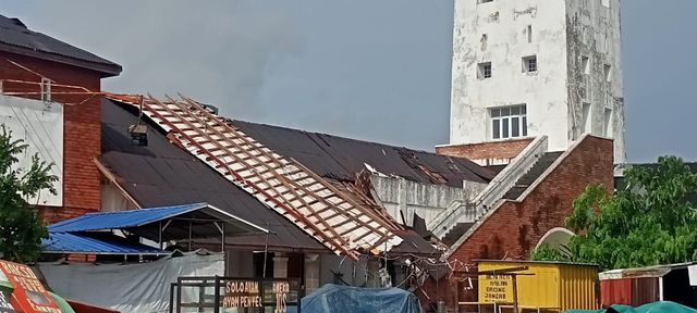 Kondisi atap salah satu kafe di kawasan Costal Area Karimun usai diterjang angin puting beliung. Foto: Istimewa