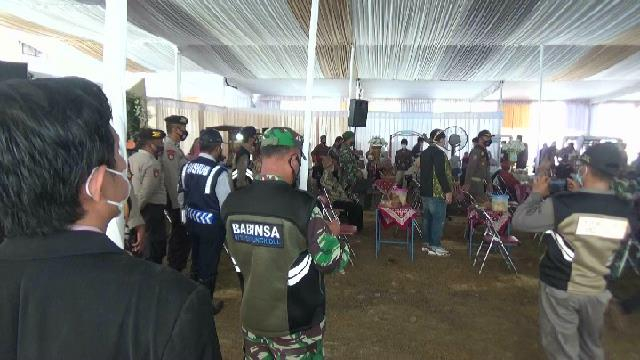 Petugas mendatangi acara hajatan yang digelar tokoh masyarakat setempat yang langgar protokol kesehatan. Foto: Erfanto/Tugu Jogja