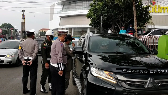 Petugas melakukan penyekatan arus kendaraan dari arah Cianjur menuju kawasan wisata Puncak Cipanas di seputaran Pos TMC Satlantas Polres Cianjur, Minggu (20/6). Foto: Dok. Istimewa