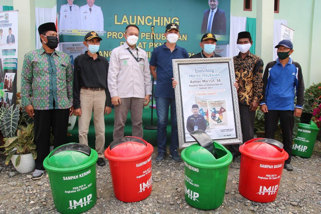 PT IMIP Bantu Tempat Sampah untuk Kampung Bumi Raya (1)