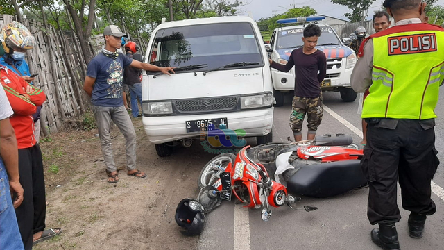 Petugas saat lakukan olah TKP kecelakaan lalu-lintas di jalur Pantura Tuban-Bancar, turut Desa Temaji, Kecamatan Jenu, Kabupaten Tuban. Minggu (20/06/2021) (foto: istimewa)