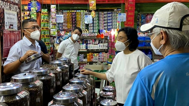 Menteri Keuangan Sri Mulyani mengunjungi salah satu kios kopi di Pasar Santa, Jakarta Selatan. Foto: Instagram/@smindrawati