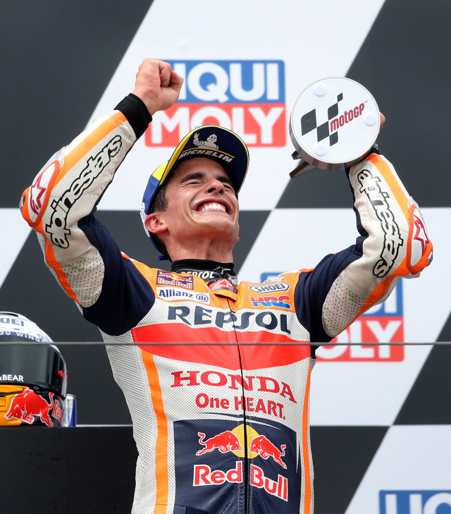 Selebrasi kemenangan Marc Marquez di Grand Prix MotoGP Jerman di sirkuit balap Sachsenring. Foto: Ronny Hartmann / AFP