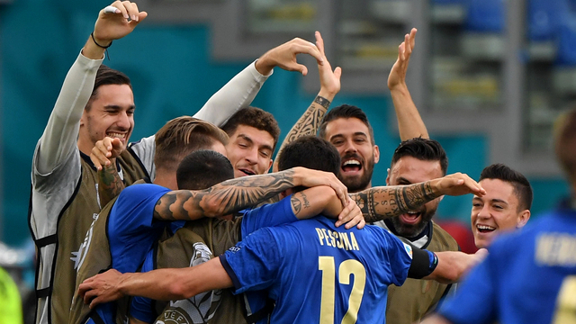 Pemain Italia Matteo Pessina merayakan mencetak gol pertama mereka bersama rekan timnya di Stadio Olimpico, Roma, Italia, Minggu (20/6). Foto: Pool via REUTERS/Alberto Lingria