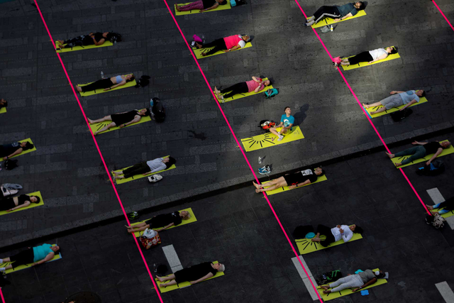 Foto: Yoga di Times Square New York, Merayakan Titik Balik Musim Panas (50355)
