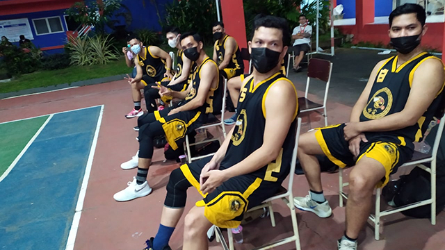 Pemain yang tidak berada di lapangan wajib menggunakan masker, sebagai bentuk penerapan regulasi protokol kesehatan COVID-19 ketat, pada pelaksanaan Kompetisi Basket Piala Wali Kota Manado 2021 