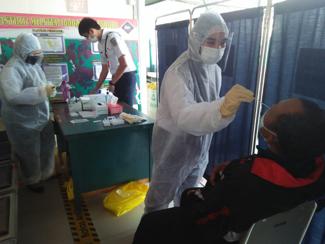 Hari pertama tes antigen secara acak kepada penumpang KRL di Stasiun Bogor pada Senin (21/6).  Foto: Dok. Istimewa