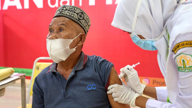 Seorang lansia di Aceh saat menerima suntikan vaksin COVID-19 di RSUDZA Banda Aceh, Senin (24/5/2021). Foto: Suparta/acehkini