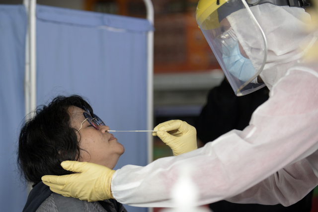 Petugas medis penanganan COVID-19 melakukan swab antigen. Foto: ANTARA FOTO/Paramayuda