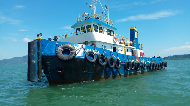 Kapal Tug Boat berbendera Malaysia yang ditemukan masuk ke wilayah Indonesia tanpa izin di Perairan Karimun, Kepulauan Riau. Foto: Khairul S/kepripedia.com