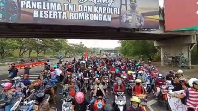 Ribuan warga Madura melakukan aksi unjuk rasa menolak penyekatan Jembatan Suramadu dengan iring-iringan kendaraan bermotor dari Bangkalan menuju Balai Kota Surabaya, Jawa Timur, Senin (21/6).  Foto: ANTARA
