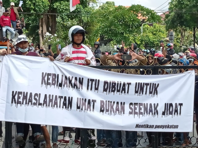 Warga Madura yang berdemo di Balai Kota Surabaya, Senin (21/6). Mereka menolak penyekatan di Suramadu. Foto-foto: Masruroh/Basra