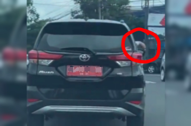 Tangkapan layar video sopir mobil pelat merah yang kedapatan merokok sambil berkendara. Foto: Twitter/@merapi_uncover