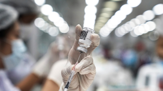 Seorang petugas kesehatan menyiapkan dosis vaksin AstraZeneca COVID-19. Foto: REUTERS/Athit Perawongmetha