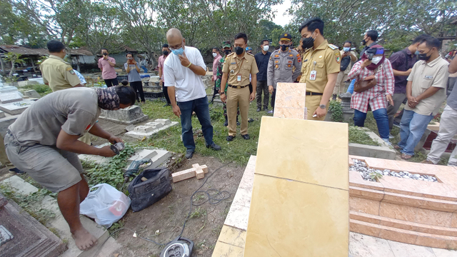 Wali Kota Solo Gibran Rakabuming meninjau proses perbaikan makam 