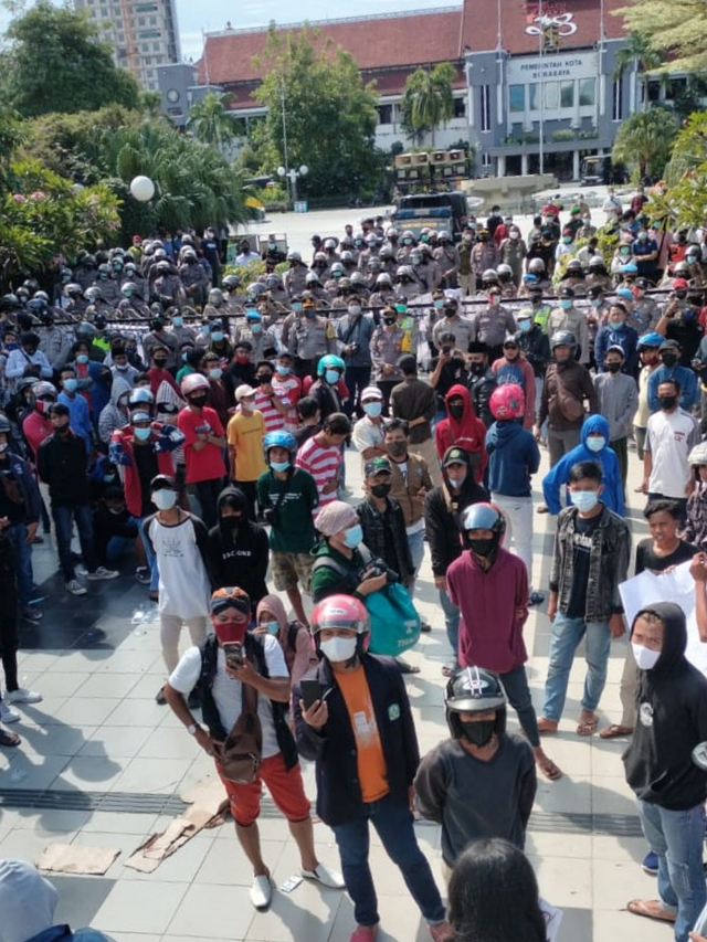 Warga Madura menggelar unjuk rasa terkair tes antigen di Jembatan Suramadu. Foto: Dok. Ahmad Annur