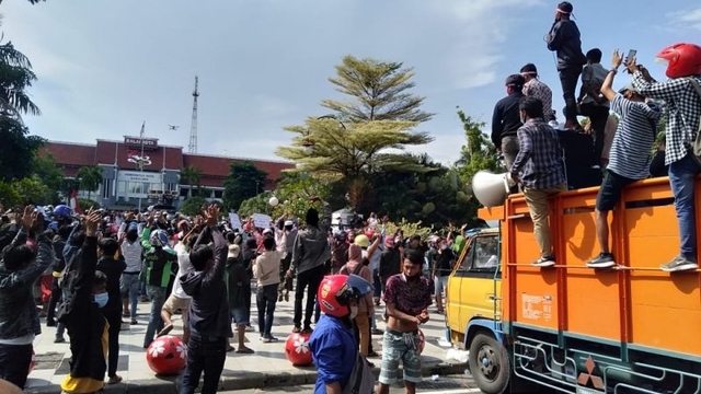 Ratusan warga Madura yang melakukan demonstrasi menolak penyekatan Jembatan Suramadu di depan halaman Balai Kota Surabaya, Jatim, Senin (21/6).  Foto: Abdul Hakim/ANTARA