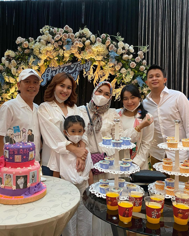 Ayu Ting Ting saat perayaan ulang tahunnya. Foto: Instagram/@ayutingting92