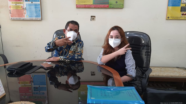 Michelle Kuhnle (kanan) dan pengacaranya saat mediasi di Kantor Dinas Tenaga Kerja dan Perindustrian Kota Surakarta pada Senin (21/6). Foto: Dok. Muhammad Taufiq