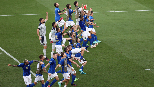 Pemain Italia merayakan kemenangan setelah pertandingan melawan Wales di Stadio Olimpico, Roma, Italia, Minggu (20/6). (Foto: Pool via REUTERS/Ryan Pierse)