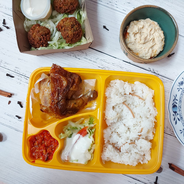 Gurih dan Lembutnya Ayam Panggang Khas Palestina di Emado's Shawarma (384457)