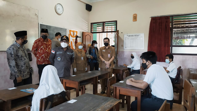 Wali Kota Malang Sutiaji saat meninjau proses uji coba sekolah tatap muka di SMP Negeri 6 Malang. Foto/Azmy