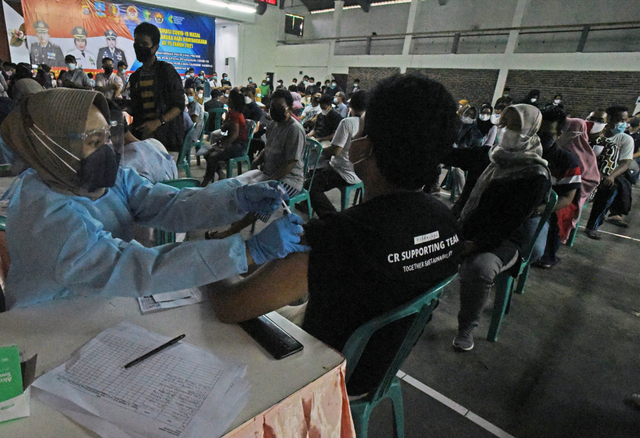 Wilayah Bodetabek dan Bandung Raya Mulai Vaksinasi Warga Usia 18 Tahun ke Atas (683280)