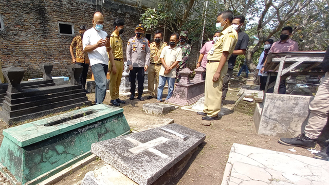 Wali Kota Solo Gibran Rakabuming meninjau makam yang dirusak oleh anak-anak di bawah umur