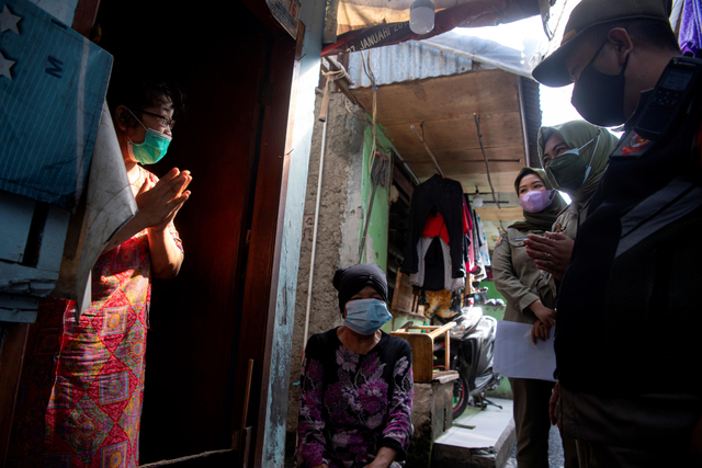 Anggota Satpol PP memberikan imbauan protokol kesehatan bagi warga yang berada di zona merah COVID-19 RT 006 RW 01, Gandaria Selatan, Cilandak, Jakarta Selatan. Foto: Sigid Kurniawan/Antara Foto