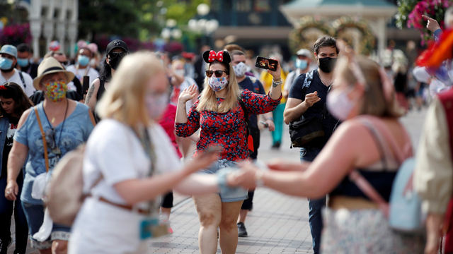 Suasana pembukaan kembali Disneyland Paris setelah ditutup selama 4 bulan. Foto: REUTERS/Gonzalo Fuentes
