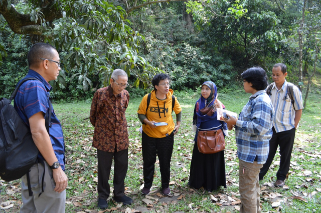 Kegiatan diskusi di area batu ngabalay di Kebun Raya bersama ahli sejarah dan budayawan (Foto : dokumentasi pribadi)