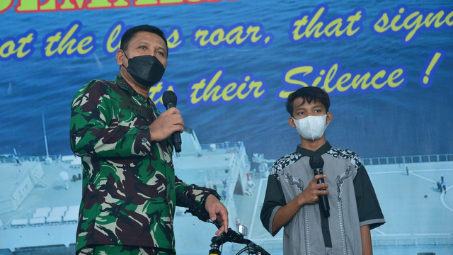 Wakasal Laksamana Madya TNI Ahmadi Heri Purwono memberikan apresiasi kepada remaja bernama Ridho Ilhami yang terapung di laut. Foto: Dispen AL