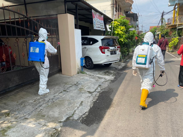 Petugas BPBD Kota Malang saat sterilisasi di Jalan JA Suprapto Gang 3, Rampal Celaket Kota Malang usai 8 warga terpapar corona dari kegiatan takziah. Foto/BPBD Kota Malang