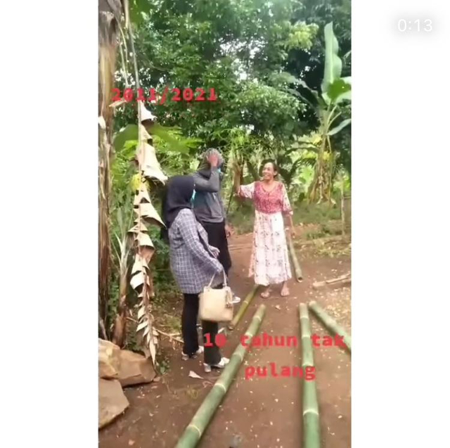 Tamparan sayang sang ibu kepada anaknya setelah 10 tahun tak bertemu | Foto: Istimewa