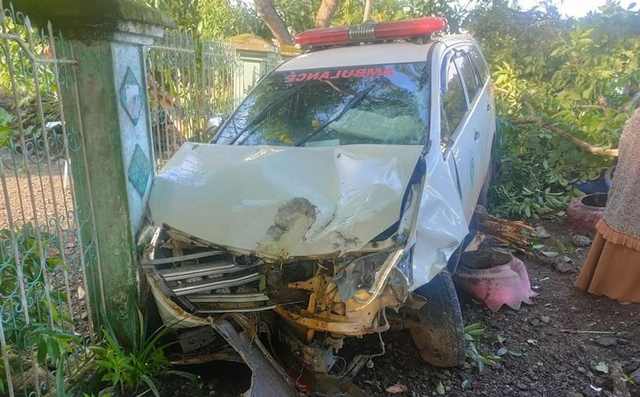 Kecelakaan di jalur Trans Sulawesi di Larompong, Kabupaten Luwu, Sulawesi Selatan antara ambulans dan motor. Foto: Dok. Istimewa