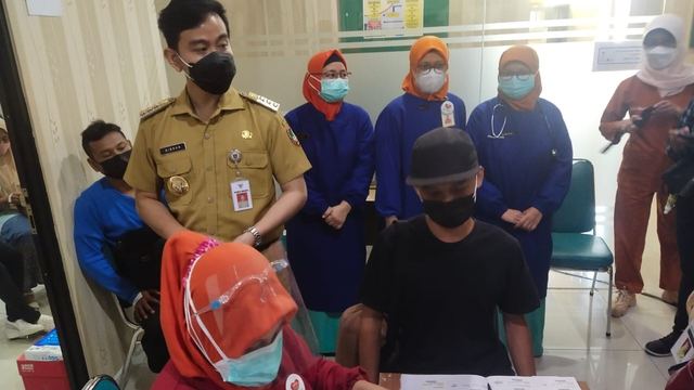 Wali Kota Solo Gibran Rakabuming meninjau vaksinasi bagi masyarakat umum di RS PKU Muhammadiyah Solo.