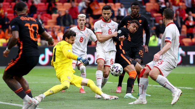 Pemain Makedonia Utara Stole Dimitrievski beraksi saat menghadapi Belanda di Johan Cruijff ArenA, Amsterdam, Belanda, Senin (21/6). Foto: Pool via REUTERS/Dean Mouhtaropoulos