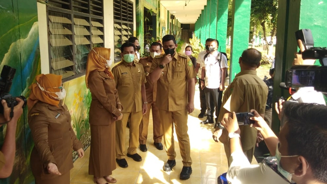 Wali Kota Medan Bobby Nasution meninjau simulasi pembelajaran tatap muka (PTM) di SMP Negeri 1 Medan, Senin (21/6). Foto: Dok. Istimewa