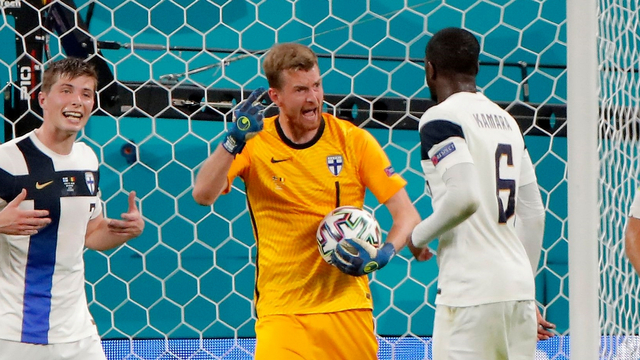 Kiper Finlandia Lukas Hradecky bereaksi selama pertandingan melawan Belgia, di Stadion Saint Petersburg, Saint Petersburg, Rusia, Senin (21/6). Foto: Pool via REUTERS/Maxim Shemetov 