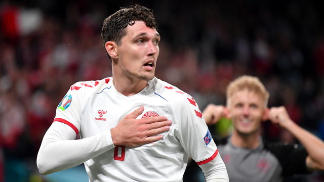 Pemain Denmark Andreas Christensen berselebrasi usai mencetak gol ke gawang Rusia, di Stadion Parken, Kopenhagen, Denmark, Senin (21/6). Foto: Pool via REUTERS/Stuart Franklin