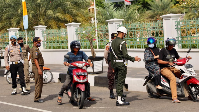 Razia masker di Banda Aceh. Foto: Suparta/acehkini