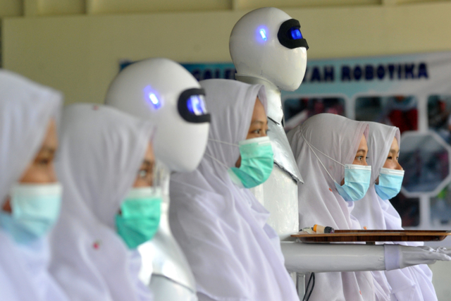 Sejumlah santri yang menciptakan robot Sabai dan Midun di aula robotika, Perguruan Diniyyah Putri Padangpanjang, Sumatera Barat. Foto: Iggoy el Fitra/ANTARA FOTO